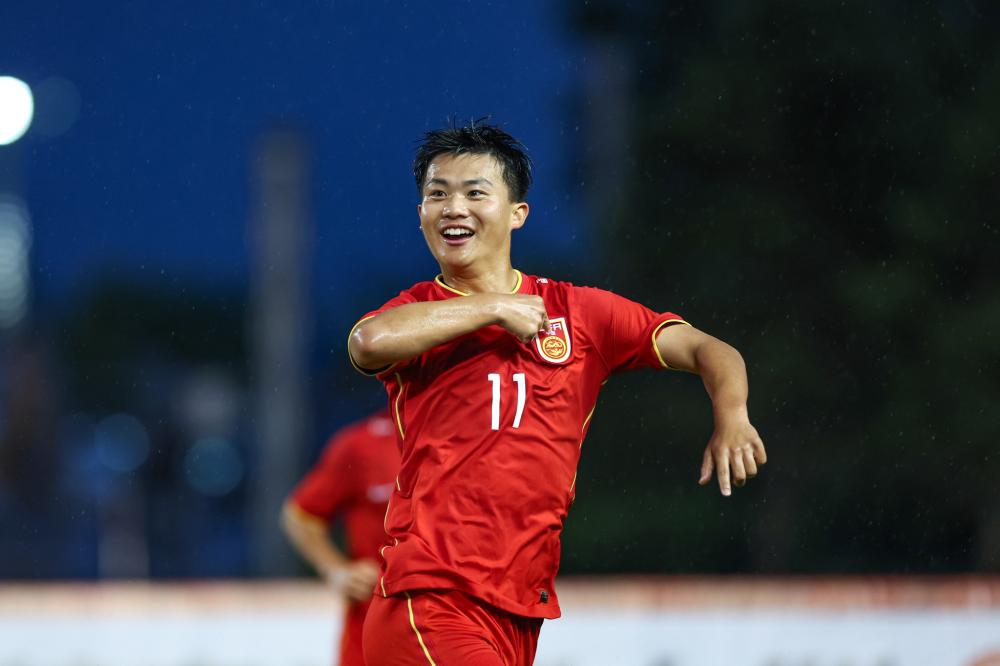 有爱!梁靖崑1-2不敌小勒布伦一脸惊讶,孙颖莎微笑着帮他复盘失利